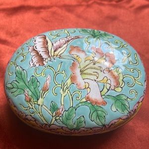 Porcelain trinket box